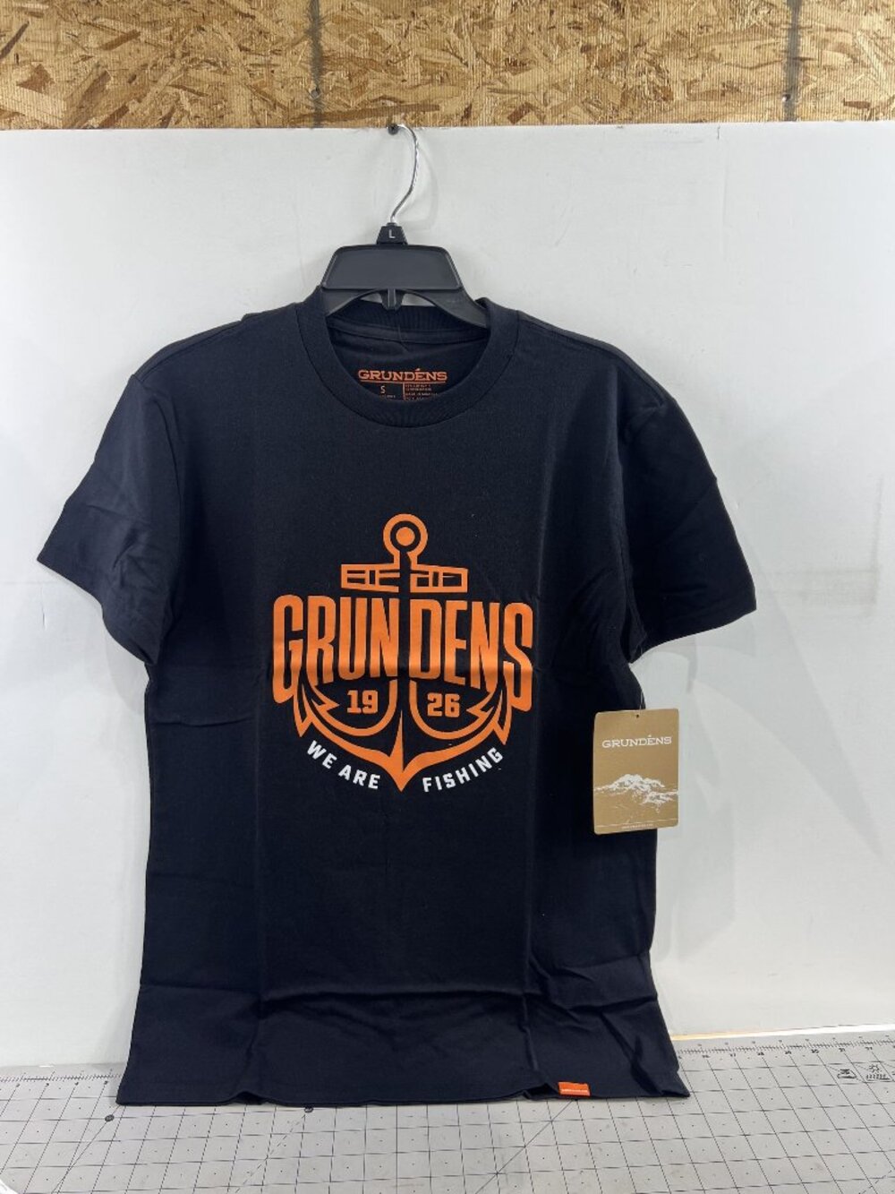 Grundéns “Off To The Races” SS T-Shirt Smoke Men’ Sz. S Black/Orange Graphic New